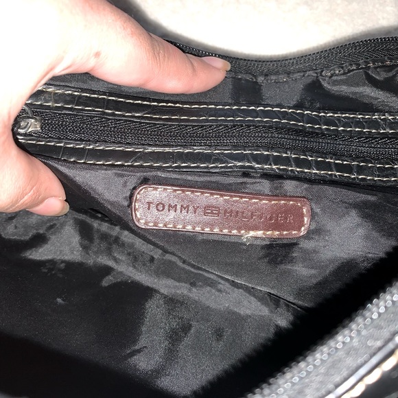 Black and silver leather Tommy Hilfiger purse - Picture 9 of 10